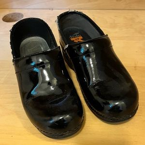 Dansko XP clogs size 38 patent leather